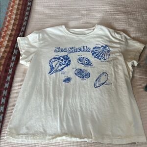Universal Thread Women’s Sea Shells Graphic T-Shirt - Cream & Blue M